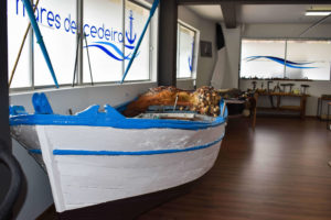 Embarcacion tradicional cedeiresa dentro del museo - Museo Mares de Cedeira